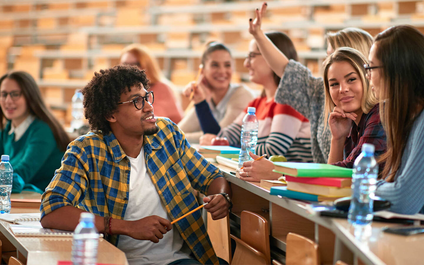 Étudiant réfléchissant, ordinateur portable ouvert, en train de faire le point sur son projet